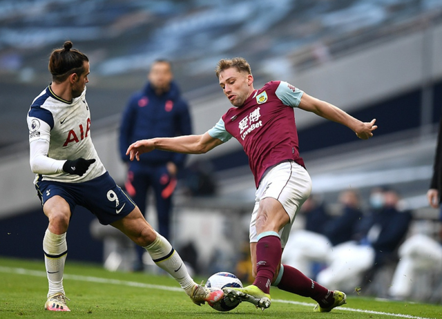 无缘升级向球迷跪拜道歉，水原三星主帅卞成焕赛后主动辞职