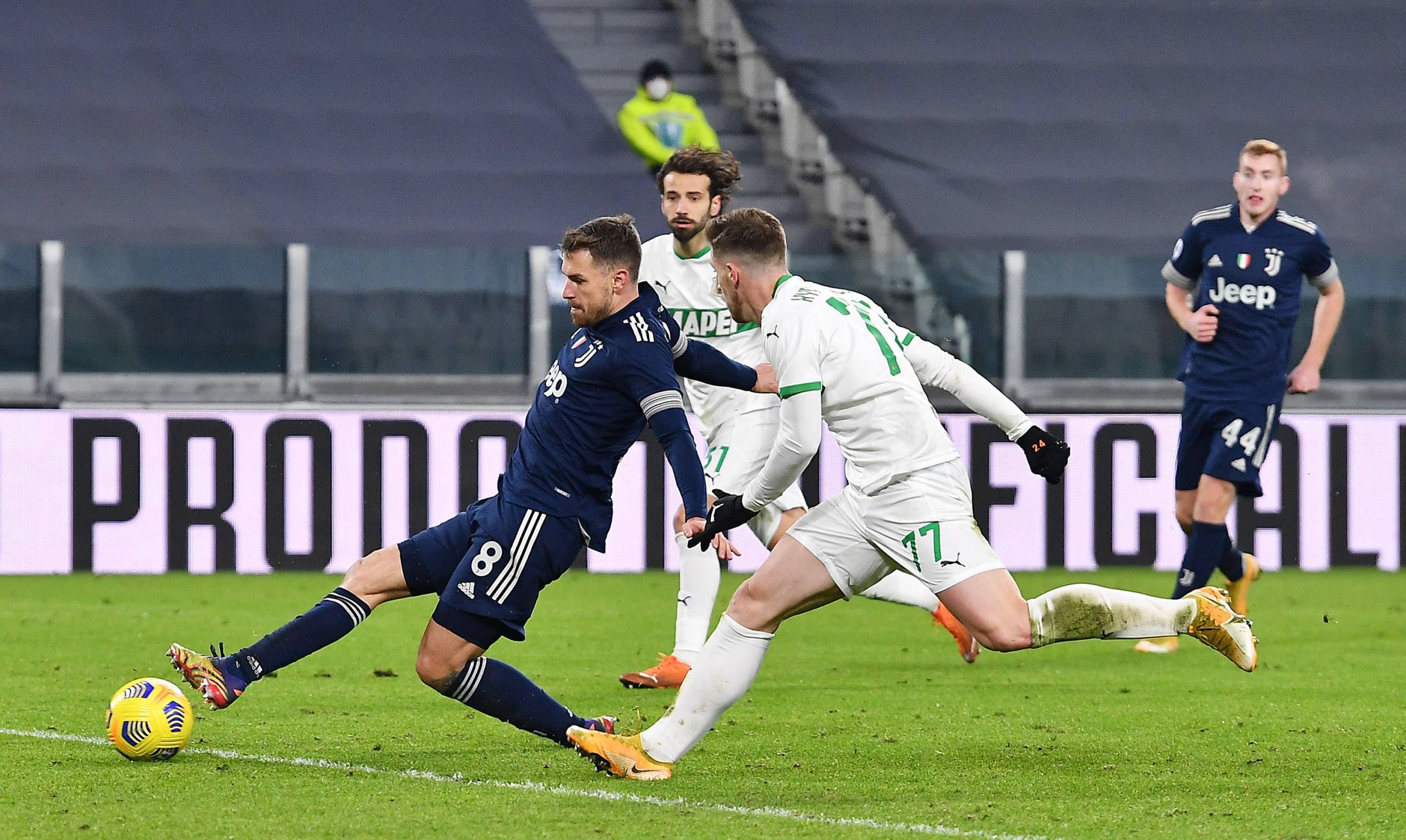 龙塞罗：巴萨这么多年都在演同样剧本，他们给裁判的钱还太少（龙塞罗：巴萨多年如出一辙，连给裁判的钱都嫌少）