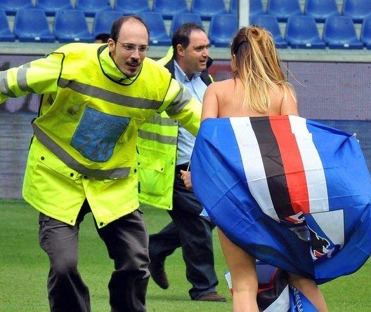 超高人气，一印度女球迷接机时手举标语：梅西，拯救印度足球（人气爆棚，印度女球迷机场举牌呼喊：梅西，请拯救印度足球）