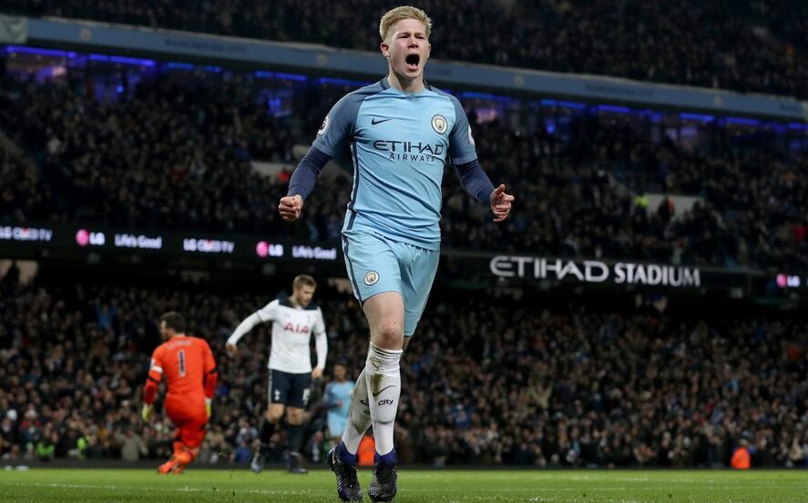 最快百球先生！哈兰德领取英超100球纪念球