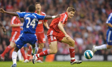 英超日本国脚与战犯照片合影，其俱乐部比赛在中国照常直播引球迷不满，咪咕客服回应