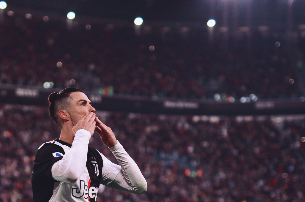 中场核心连续突破防守制造机会